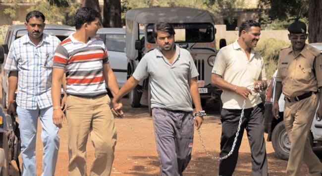 14 नवंबर 2012: तस्वीरों में इंडिया टुडे | पढ़ें इंडिया 14 नवंबर 2012: तस्वीरों में इंडिया टुडे | <a style='COLOR: #d71920' href='http://bit.ly/indiatoday-hindi-section' target='_blank'>पढ़ें इंडिया