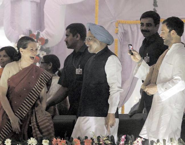 14 नवंबर 2012: तस्वीरों में इंडिया टुडे | पढ़ें इंडिया 14 नवंबर 2012: तस्वीरों में इंडिया टुडे | <a style='COLOR: #d71920' href='http://bit.ly/indiatoday-hindi-section' target='_blank'>पढ़ें इंडिया