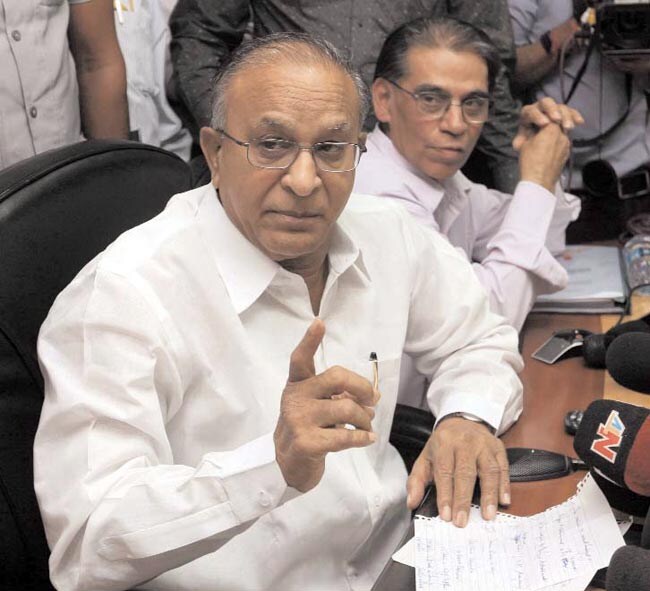 14 नवंबर 2012: तस्वीरों में इंडिया टुडे | पढ़ें इंडिया 14 नवंबर 2012: तस्वीरों में इंडिया टुडे | <a style='COLOR: #d71920' href='http://bit.ly/indiatoday-hindi-section' target='_blank'>पढ़ें इंडिया