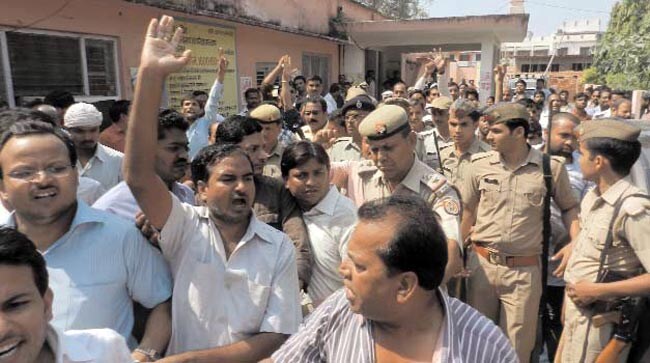 31 अक्टूबर 2012: तस्वीरों में इंडिया टुडे | पढ़ें 31 अक्टूबर 2012: तस्वीरों में इंडिया टुडे | <a style='COLOR: #d71920' href='http://bit.ly/indiatoday-hindi-section' target='_blank'>पढ़ें