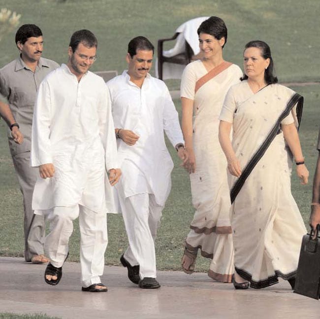 24 अक्टूबर 2012: तस्वीरों में इंडिया टुडे | पढ़ें 24 अक्टूबर 2012: तस्वीरों में इंडिया टुडे | <a style='COLOR: #d71920' href='http://bit.ly/indiatoday-hindi-section' target='_blank'>पढ़ें