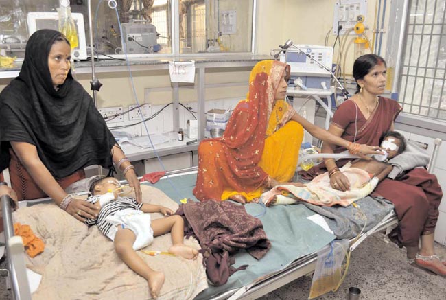 05 दिसंबर 2012: तस्वीरों में इंडिया टुडे | पढ़ें इंडिया 05 दिसंबर 2012: तस्वीरों में इंडिया टुडे | <a style='COLOR: #d71920' href='http://bit.ly/indiatoday-hindi-section' target='_blank'>पढ़ें इंडिया