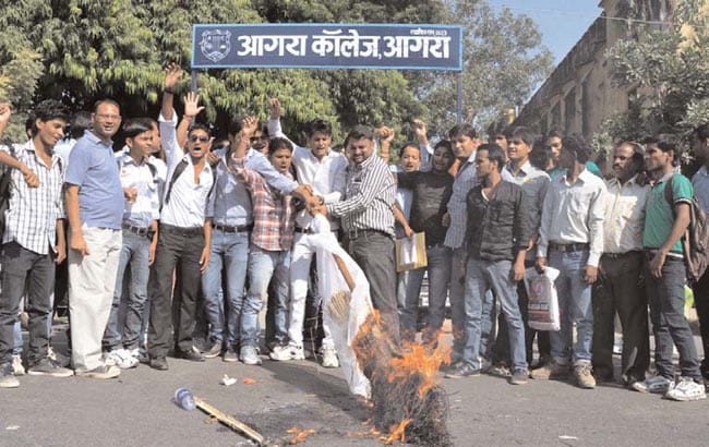 24 अक्टूबर 2012: तस्वीरों में इंडिया टुडे | पढ़ें 24 अक्टूबर 2012: तस्वीरों में इंडिया टुडे | <a style='COLOR: #d71920' href='http://bit.ly/indiatoday-hindi-section' target='_blank'>पढ़ें