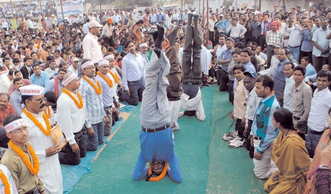 2 जनवरी 2013: तस्वीरों में इंडिया टुडे | पढ़ें इंडिया 2 जनवरी 2013: तस्वीरों में इंडिया टुडे | <a style='COLOR: #d71920' href='http://bit.ly/indiatoday-hindi-section' target='_blank'>पढ़ें इंडिया