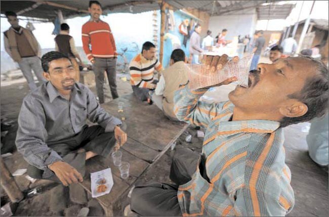 2 जनवरी 2013: तस्वीरों में इंडिया टुडे | पढ़ें इंडिया 2 जनवरी 2013: तस्वीरों में इंडिया टुडे | <a style='COLOR: #d71920' href='http://bit.ly/indiatoday-hindi-section' target='_blank'>पढ़ें इंडिया