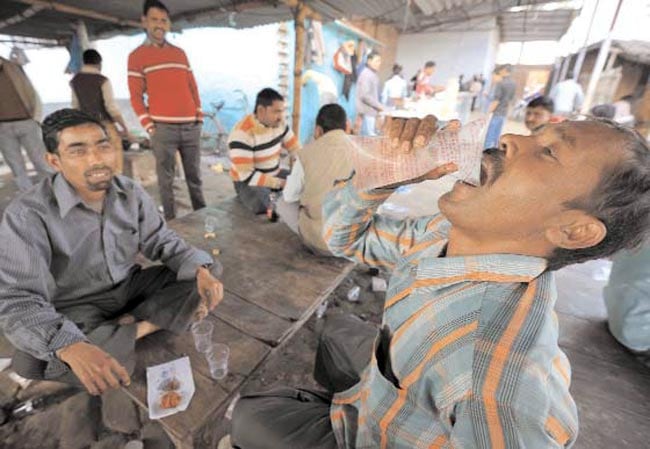 2 जनवरी 2013: तस्वीरों में इंडिया टुडे | पढ़ें इंडिया 2 जनवरी 2013: तस्वीरों में इंडिया टुडे | <a style='COLOR: #d71920' href='http://bit.ly/indiatoday-hindi-section' target='_blank'>पढ़ें इंडिया