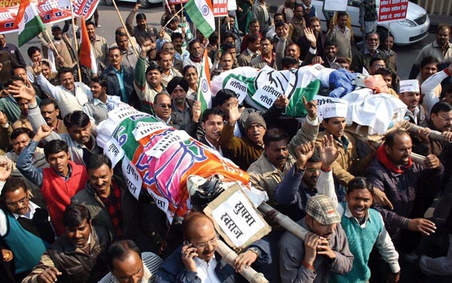 2 जनवरी 2013: तस्वीरों में इंडिया टुडे | पढ़ें इंडिया 2 जनवरी 2013: तस्वीरों में इंडिया टुडे | <a style='COLOR: #d71920' href='http://bit.ly/indiatoday-hindi-section' target='_blank'>पढ़ें इंडिया