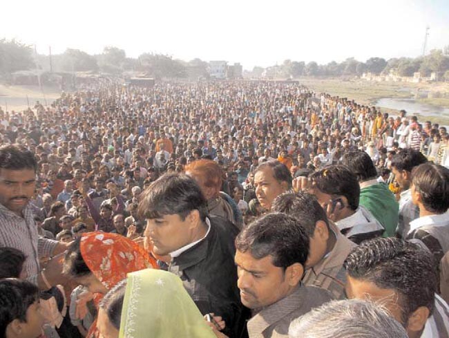 2 जनवरी 2013: तस्वीरों में इंडिया टुडे | पढ़ें इंडिया 2 जनवरी 2013: तस्वीरों में इंडिया टुडे | <a style='COLOR: #d71920' href='http://bit.ly/indiatoday-hindi-section' target='_blank'>पढ़ें इंडिया