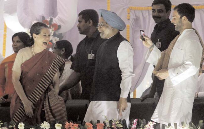 16 जनवरी 2013: तस्वीरों में इंडिया टुडे | पढ़ें इंडिया 16 जनवरी 2013: तस्वीरों में इंडिया टुडे | <a style='COLOR: #d71920' href='http://bit.ly/indiatoday-hindi-section' target='_blank'>पढ़ें इंडिया