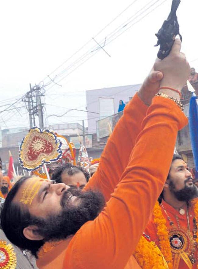 महाकुंभ की झलकियां | महाकुंभ पर महाकुंभ की झलकियां | <a style='COLOR: #d71920' href='http://bit.ly/odlIqh' target='_blank'>महाकुंभ पर