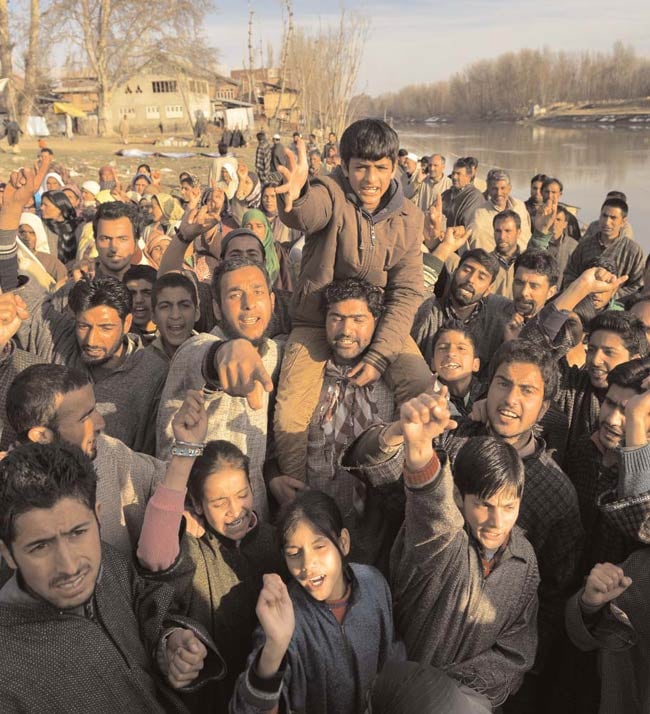 27 फरवरी 2013: तस्वीरों में इंडिया टुडे | पढ़ें इंडिया 27 फरवरी 2013: तस्वीरों में इंडिया टुडे | <a style='COLOR: #d71920' href='http://bit.ly/indiatoday-hindi-section' target='_blank'>पढ़ें इंडिया