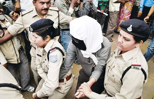 3 अप्रैल 2013: तस्वीरों में इंडिया टुडे | पढ़ें इंडिया 3 अप्रैल 2013: तस्वीरों में इंडिया टुडे | <a style='COLOR: #d71920' href='http://bit.ly/indiatoday-hindi-section' target='_blank'>पढ़ें इंडिया