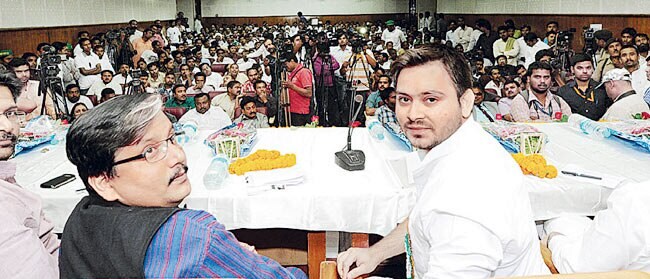 24 अप्रैल 2013: तस्वीरों में इंडिया टुडे | पढ़ें इंडिया 24 अप्रैल 2013: तस्वीरों में इंडिया टुडे | <a style='COLOR: #d71920' href='http://bit.ly/indiatoday-hindi-section' target='_blank'>पढ़ें इंडिया