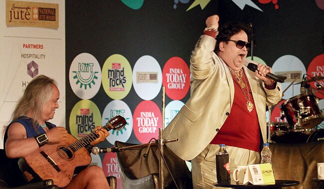 17 अप्रैल 2013: तस्वीरों में इंडिया टुडे | पढ़ें इंडिया 17 अप्रैल 2013: तस्वीरों में इंडिया टुडे | <a style='COLOR: #d71920' href='http://bit.ly/indiatoday-hindi-section' target='_blank'>पढ़ें इंडिया