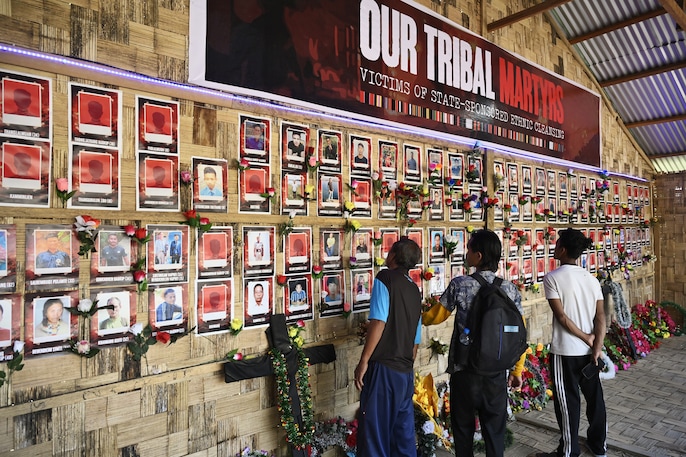 मणिपुर में 'सिविल वॉर' के मोर्चे, देखें तस्वीरें मणिपुर में 'सिविल वॉर' के मोर्चे, देखें तस्वीरें