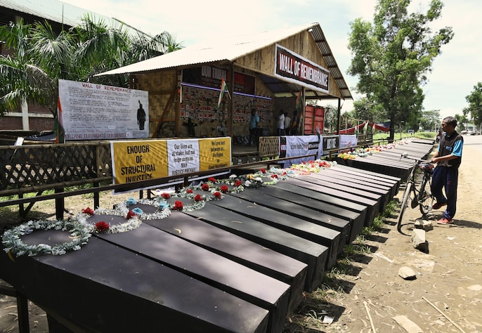 मणिपुर में 'सिविल वॉर' के मोर्चे, देखें तस्वीरें मणिपुर में 'सिविल वॉर' के मोर्चे, देखें तस्वीरें