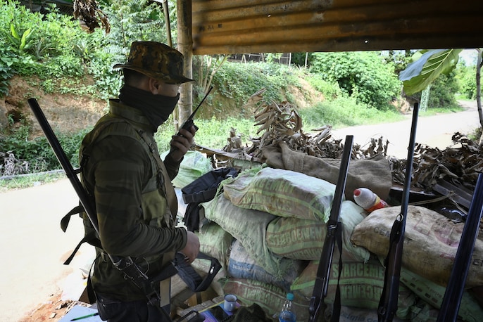 मणिपुर में 'सिविल वॉर' के मोर्चे, देखें तस्वीरें मणिपुर में 'सिविल वॉर' के मोर्चे, देखें तस्वीरें