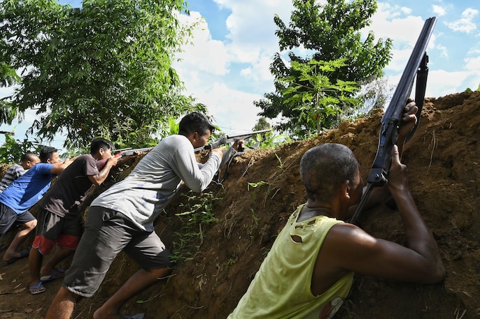मणिपुर में 'सिविल वॉर' के मोर्चे, देखें तस्वीरें मणिपुर में 'सिविल वॉर' के मोर्चे, देखें तस्वीरें