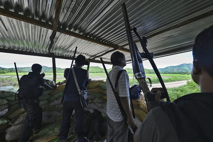 मणिपुर में 'सिविल वॉर' के मोर्चे, देखें तस्वीरें मणिपुर में 'सिविल वॉर' के मोर्चे, देखें तस्वीरें