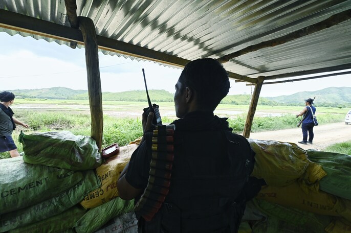 मणिपुर में 'सिविल वॉर' के मोर्चे, देखें तस्वीरें मणिपुर में 'सिविल वॉर' के मोर्चे, देखें तस्वीरें