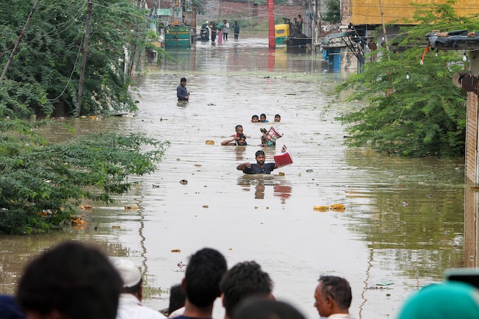 जल से जीवन अस्त-व्यस्त, देखें तस्वीरें जल से जीवन अस्त-व्यस्त, देखें तस्वीरें