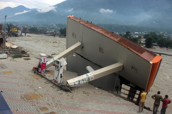 जल से जीवन अस्त-व्यस्त, देखें तस्वीरें जल से जीवन अस्त-व्यस्त, देखें तस्वीरें