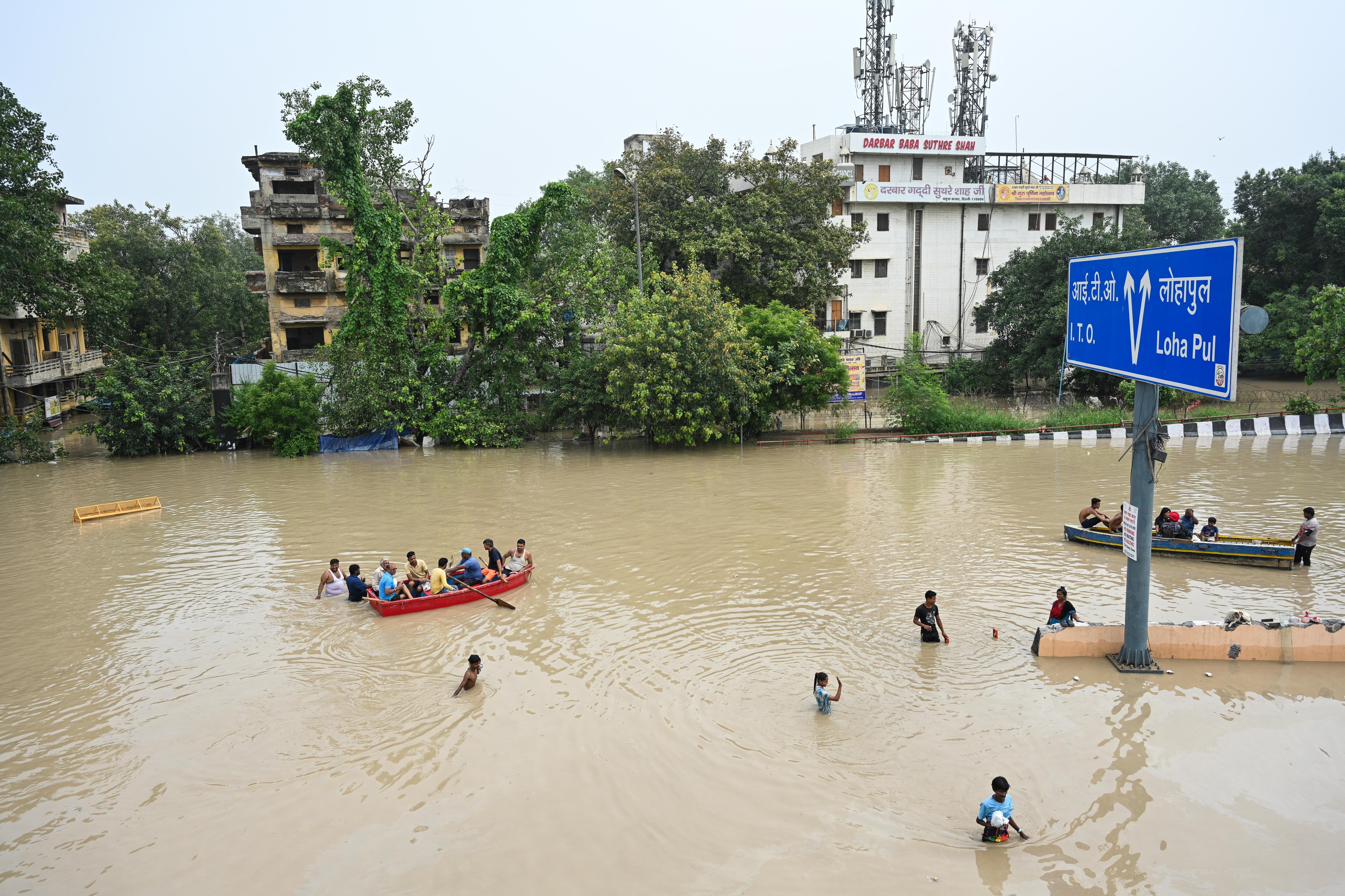 जल से जीवन अस्त-व्यस्त, देखें तस्वीरें