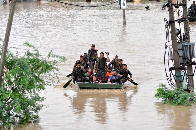 जल से जीवन अस्त-व्यस्त, देखें तस्वीरें जल से जीवन अस्त-व्यस्त, देखें तस्वीरें