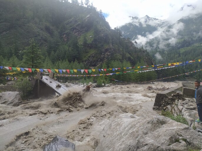 जल से जीवन अस्त-व्यस्त, देखें तस्वीरें जल से जीवन अस्त-व्यस्त, देखें तस्वीरें