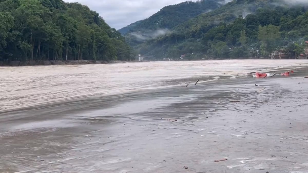 बाढ़ ने 24 घंटे में कैसे बदल दिया सिक्किम का हाल, देखें तस्वीरें बाढ़ ने 24 घंटे में कैसे बदल दिया सिक्किम का हाल, देखें तस्वीरें