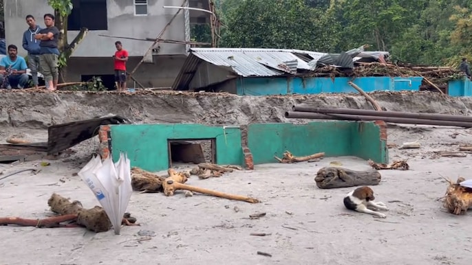 बाढ़ ने 24 घंटे में कैसे बदल दिया सिक्किम का हाल, देखें तस्वीरें बाढ़ ने 24 घंटे में कैसे बदल दिया सिक्किम का हाल, देखें तस्वीरें