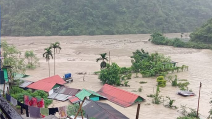 बाढ़ ने 24 घंटे में कैसे बदल दिया सिक्किम का हाल, देखें तस्वीरें बाढ़ ने 24 घंटे में कैसे बदल दिया सिक्किम का हाल, देखें तस्वीरें