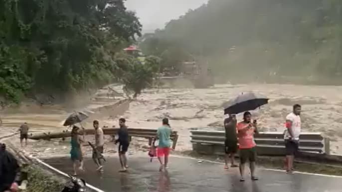 बाढ़ ने 24 घंटे में कैसे बदल दिया सिक्किम का हाल, देखें तस्वीरें बाढ़ ने 24 घंटे में कैसे बदल दिया सिक्किम का हाल, देखें तस्वीरें