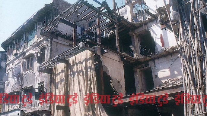 1993 में मुंबई बम धमाके की एक तस्वीर 1993 में मुंबई बम धमाके की एक तस्वीर