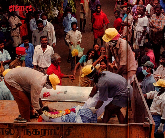 शवों को इकठ्ठा कर होने लगे सामूहिक अंतिम संस्कार शवों को इकठ्ठा कर होने लगे सामूहिक अंतिम संस्कार