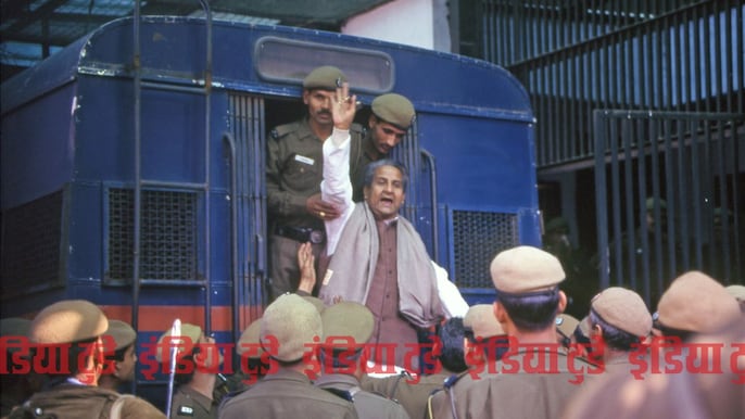 जब दाऊद इब्राहिम के सहयोगियों को शरण देने के आरोप में पूर्व केंद्रीय कैबिनेट मंत्री कल्पनाथ राय गिरफ्तार हुए थे. जब दाऊद इब्राहिम के सहयोगियों को शरण देने के आरोप में पूर्व केंद्रीय कैबिनेट मंत्री कल्पनाथ राय गिरफ्तार हुए थे.