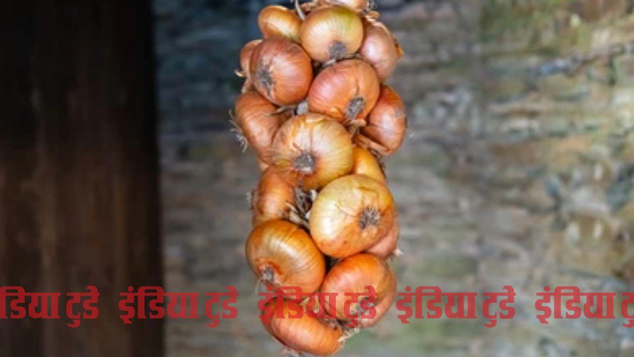 ग्रीस में घर के बाहर प्याज लटकाने की परंपरा