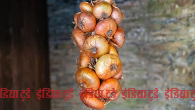 ग्रीस में घर के बाहर प्याज लटकाने की परंपरा ग्रीस में घर के बाहर प्याज लटकाने की परंपरा