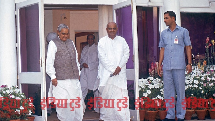 अटल बिहारी वाजपेयी के साथ एचडी देवेगौड़ा अटल बिहारी वाजपेयी के साथ एचडी देवेगौड़ा