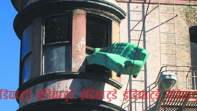 इटली में पुराना फर्नीचर बाहर फेंकने की परंपरा इटली में पुराना फर्नीचर बाहर फेंकने की परंपरा