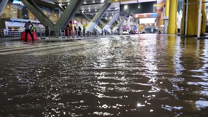 चेन्नई इंटरनेशनल एयरपोर्ट के कैंपस में भरा पानी चेन्नई इंटरनेशनल एयरपोर्ट के कैंपस में भरा पानी