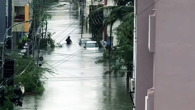 चेन्नई में बाढ़ की वजह से आवाजाही प्रभावित चेन्नई में बाढ़ की वजह से आवाजाही प्रभावित