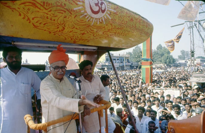 रथ पर बैठकर भारी भीड़ को सम्बोधित करते लालकृष्ण आडवाणी रथ पर बैठकर भारी भीड़ को सम्बोधित करते लालकृष्ण आडवाणी