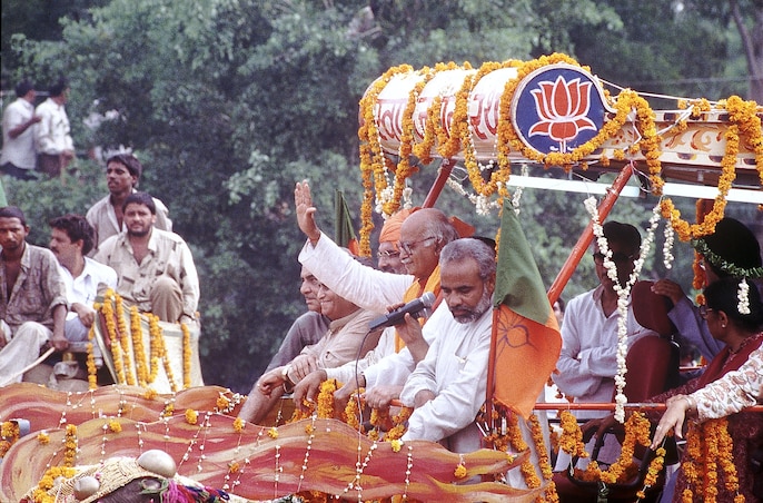 स्वर्ण जयंती रथयात्रा में लाल कृष्ण आडवाणी के साथ नरेंद्र मोदी स्वर्ण जयंती रथयात्रा में लाल कृष्ण आडवाणी के साथ नरेंद्र मोदी