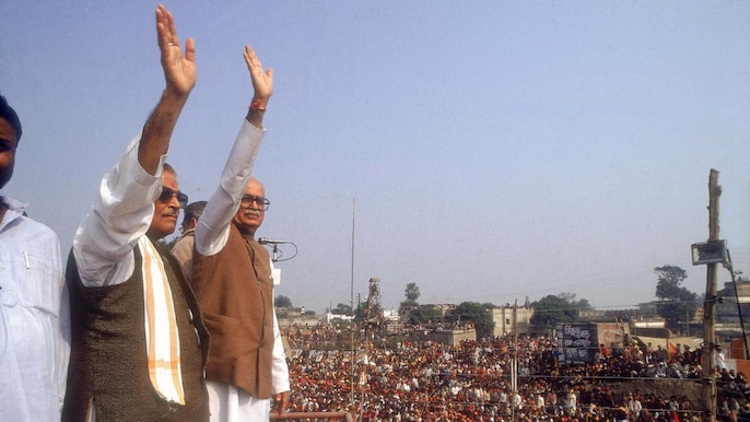 एक रैली में जनता का अभिवादन करते लाल कृष्ण आडवाणी और मुरली मनोहर जोशी एक रैली में जनता का अभिवादन करते लाल कृष्ण आडवाणी और मुरली मनोहर जोशी