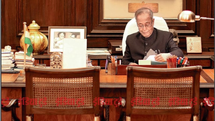 बतौर वित्त मंत्री अपने दफ्तर में बैठे प्रणब मुखर्जी बतौर वित्त मंत्री अपने दफ्तर में बैठे प्रणब मुखर्जी
