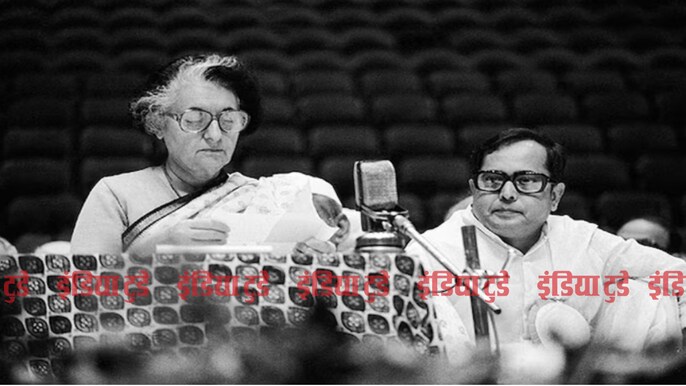 कांग्रेस अधिवेशन में राजीव गांधी (बाएं) के साथ प्रणब मुखर्जी (दाएं) कांग्रेस अधिवेशन में राजीव गांधी (बाएं) के साथ प्रणब मुखर्जी (दाएं)
