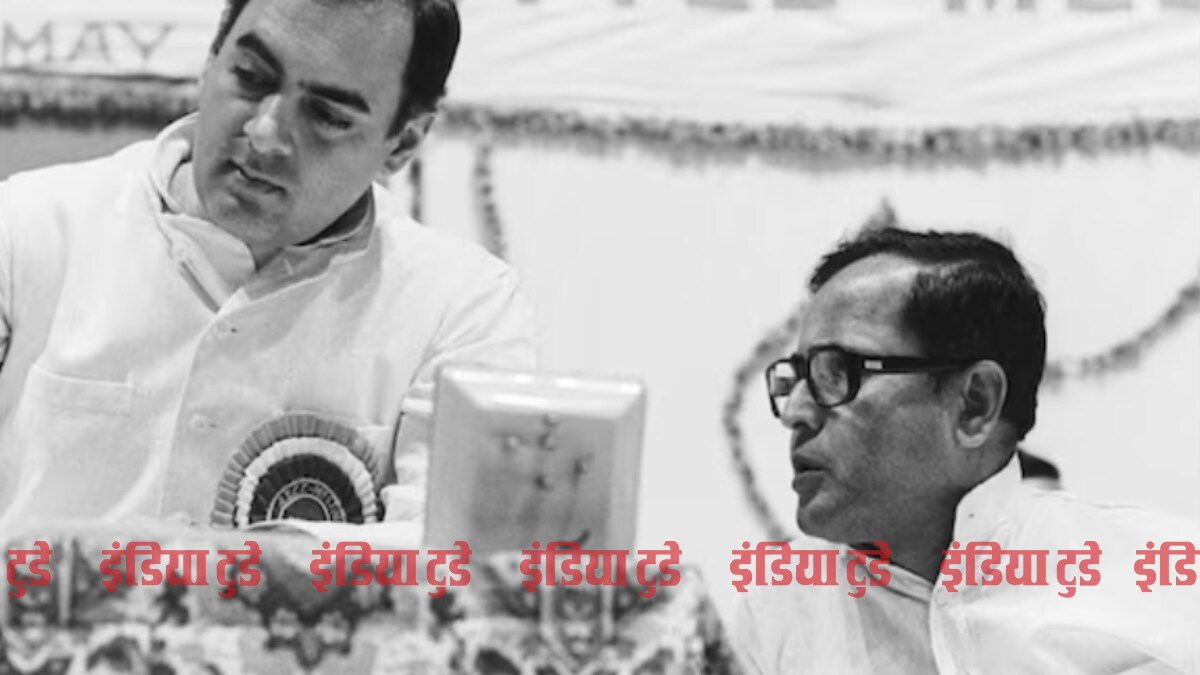 कांग्रेस अधिवेशन में राजीव गांधी (बाएं) के साथ प्रणब मुखर्जी (दाएं) कांग्रेस अधिवेशन में राजीव गांधी (बाएं) के साथ प्रणब मुखर्जी (दाएं)