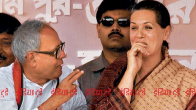 सोनिया गांधी (दाएं) के साथ प्रणब मुखर्जी (बाएं) सोनिया गांधी (दाएं) के साथ प्रणब मुखर्जी (बाएं)