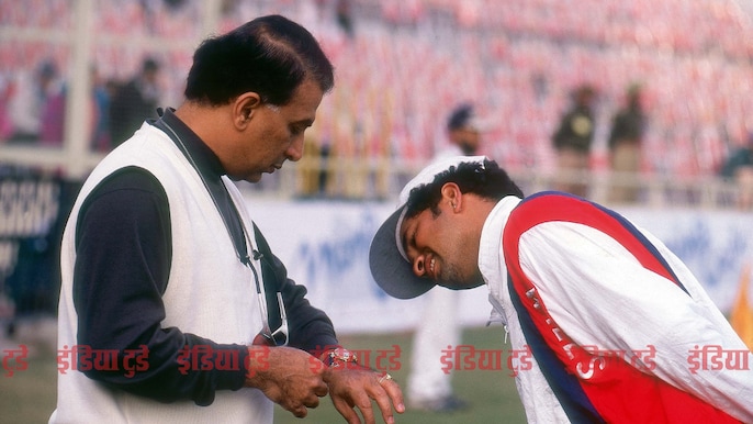 सुनील गावस्कर की घड़ी निहारते तेंदुलकर सुनील गावस्कर की घड़ी निहारते तेंदुलकर